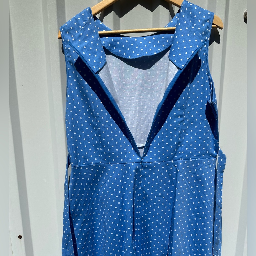 Sleeveless flare dress - Picture 3 of 9